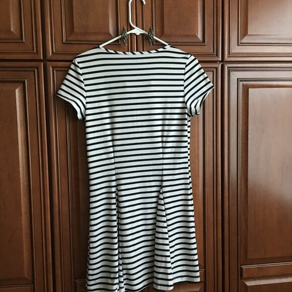 Papaya black and white stretch pullover mini-dress, sz Medium. - Picture 4 of 11